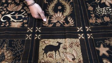 Kain batik tulis berisi 24 motif khas Banyumasan di Galeri Batik Banyumasan, Purwokerto, jadi katalog hidup warisan budaya.