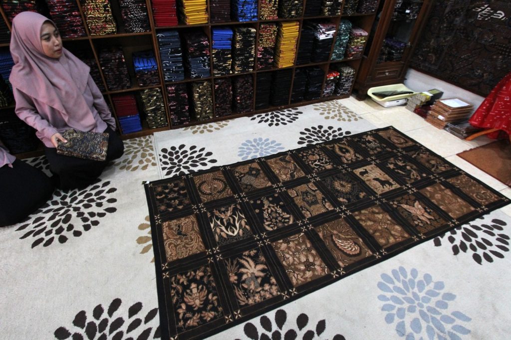 Kain batik tulis berisi 24 motif khas Banyumasan di Galeri Batik Banyumasan, Purwokerto, jadi katalog hidup warisan budaya.