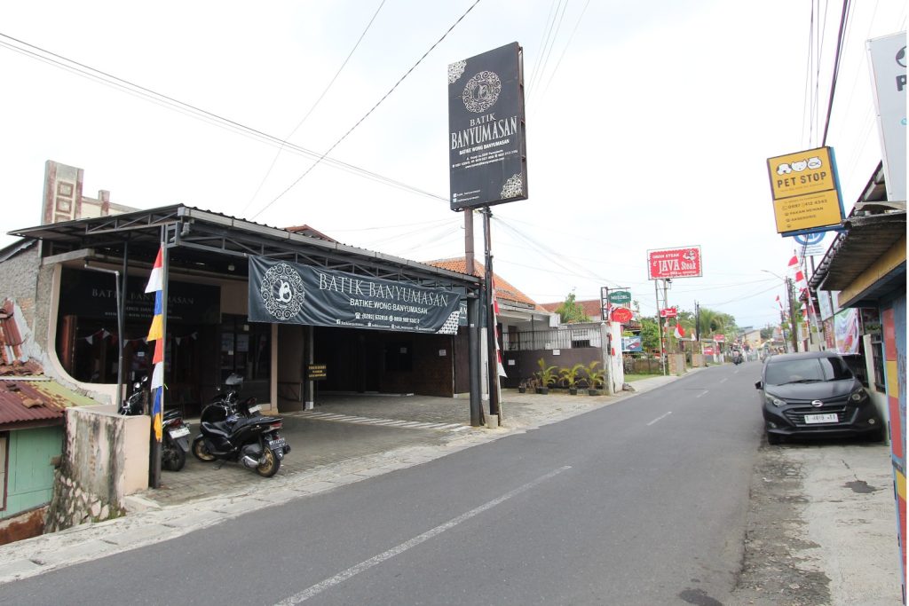 Kain batik tulis berisi 24 motif khas Banyumasan di Galeri Batik Banyumasan, Purwokerto, jadi katalog hidup warisan budaya.