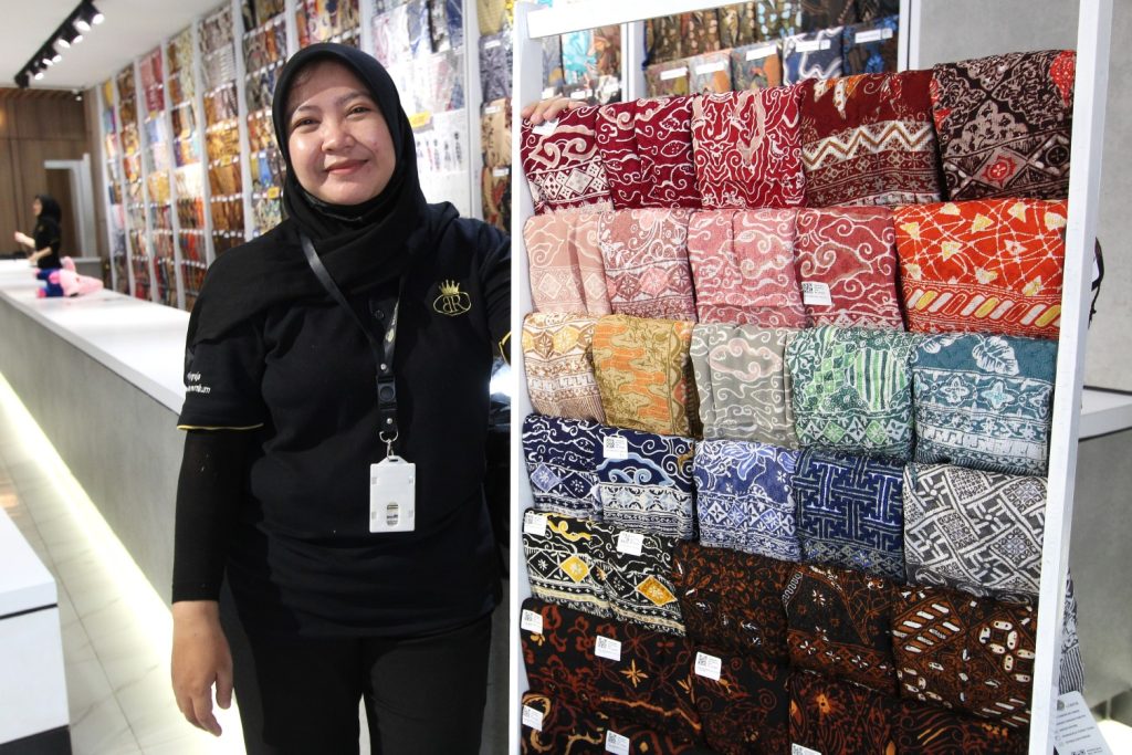 Batik Benang Raja
Batik Benang Raja menghadirkan batik fashion dengan sentuhan kontemporer — pilihan yang pas untuk wisatawan yang mencari batik siap pakai atau suvenir modis. Mereka aktif di platform digital dan buka tiap hari; toko ini juga dikenal melayani pesanan lewat WhatsApp dan marketplace.
Alamat: Jl. Komisaris Bambang Suprapto No.837, Cigrobak, Purwokerto Lor, Kec. Purwokerto Tim., Kabupaten Banyumas, Jawa Tengah 53114
