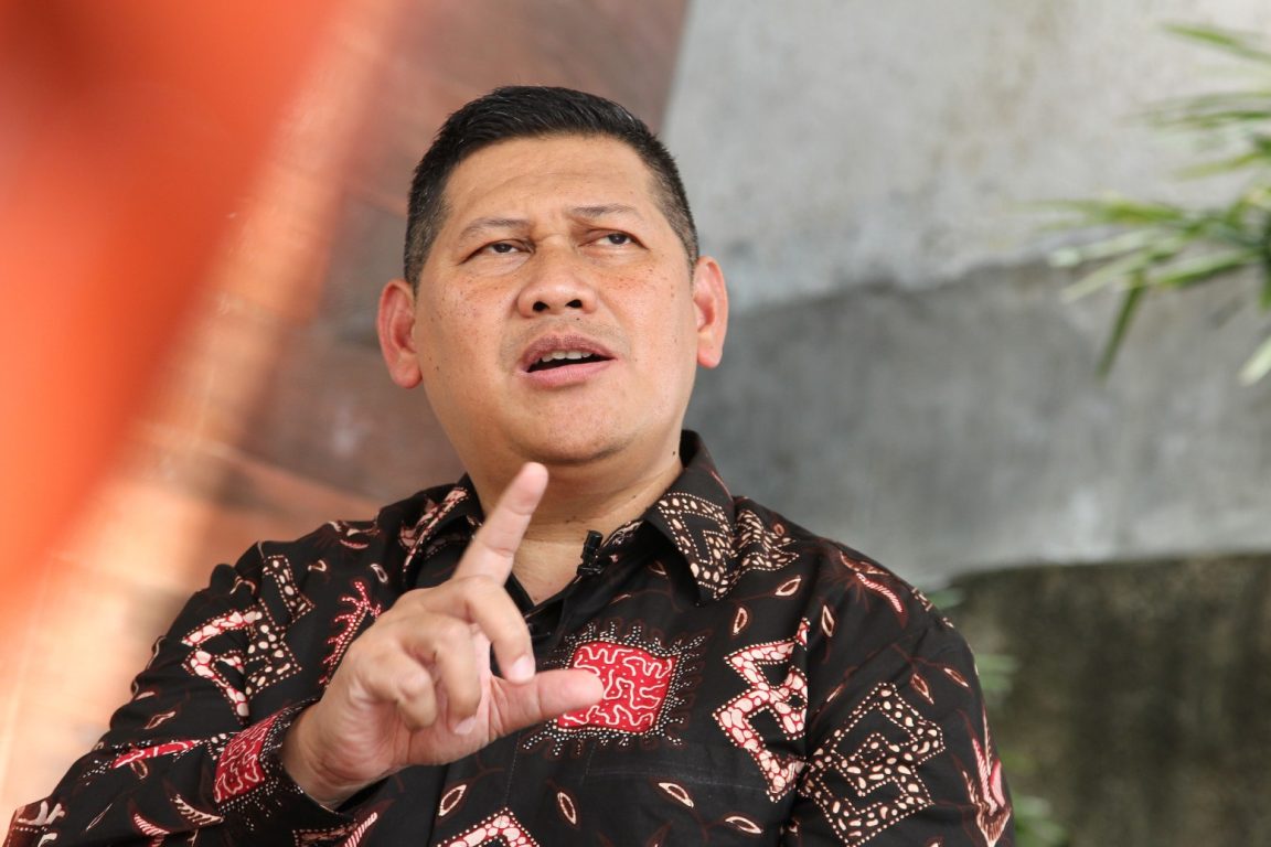 Perjalanan dokter TNI dari cita-cita penerbang, misi di medan konflik, hingga menemukan keseimbangan hidup dan filosofi batik.