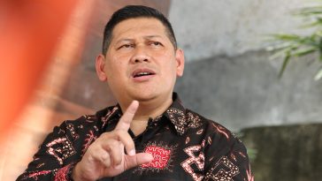 Perjalanan dokter TNI dari cita-cita penerbang, misi di medan konflik, hingga menemukan keseimbangan hidup dan filosofi batik.