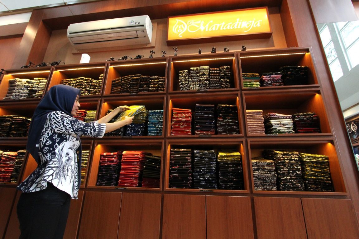 Batik Martadireja Martadireja menawarkan katalog batik yang mengombinasikan motif tradisional Banyumasan dengan potongan dan warna yang mengikuti tren modern. Selain kain, mereka sering menyediakan layanan jahit dan konsultasi desain untuk pelanggan yang menginginkan batik custom. Alamat: Jl. Martadireja II No.259, Purwokerto Wetan, Kec. Purwokerto Tim., Kabupaten Banyumas, Jawa Tengah 53111