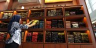 Batik Martadireja Martadireja menawarkan katalog batik yang mengombinasikan motif tradisional Banyumasan dengan potongan dan warna yang mengikuti tren modern. Selain kain, mereka sering menyediakan layanan jahit dan konsultasi desain untuk pelanggan yang menginginkan batik custom. Alamat: Jl. Martadireja II No.259, Purwokerto Wetan, Kec. Purwokerto Tim., Kabupaten Banyumas, Jawa Tengah 53111