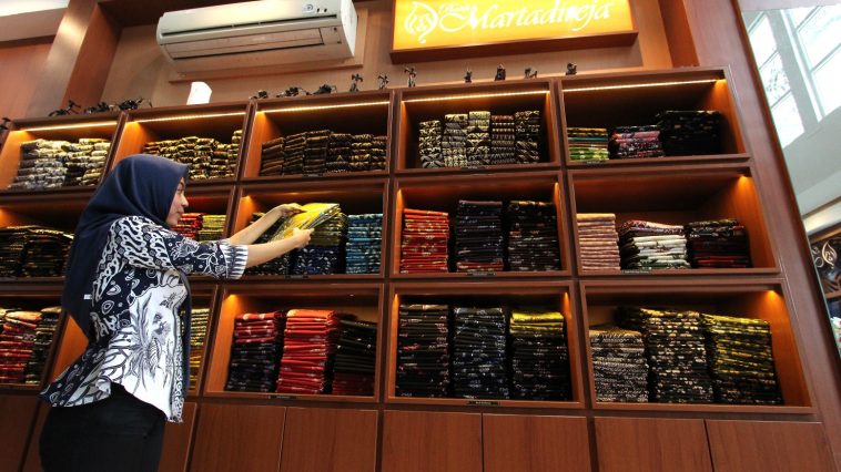 Batik Martadireja Martadireja menawarkan katalog batik yang mengombinasikan motif tradisional Banyumasan dengan potongan dan warna yang mengikuti tren modern. Selain kain, mereka sering menyediakan layanan jahit dan konsultasi desain untuk pelanggan yang menginginkan batik custom. Alamat: Jl. Martadireja II No.259, Purwokerto Wetan, Kec. Purwokerto Tim., Kabupaten Banyumas, Jawa Tengah 53111