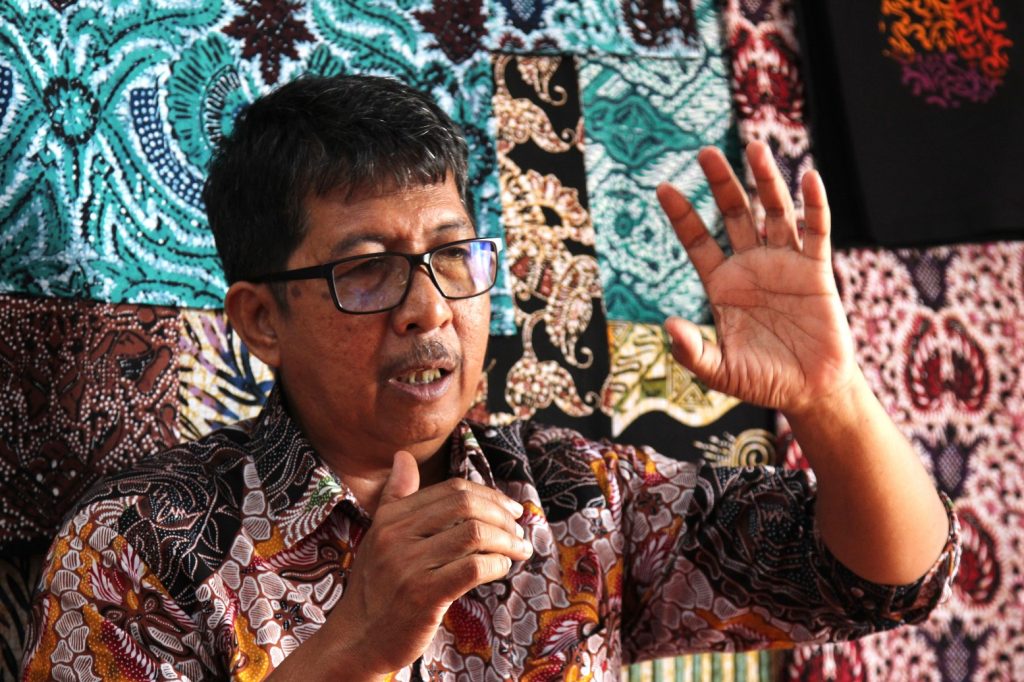 Batik R di Sokaraja, Banyumas, menjaga warisan batik tulis sejak 1970-an, melawan gempuran printing, dan mengajarkan batik pada generasi muda.
