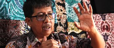Batik R di Sokaraja, Banyumas, menjaga warisan batik tulis sejak 1970-an, melawan gempuran printing, dan mengajarkan batik pada generasi muda.