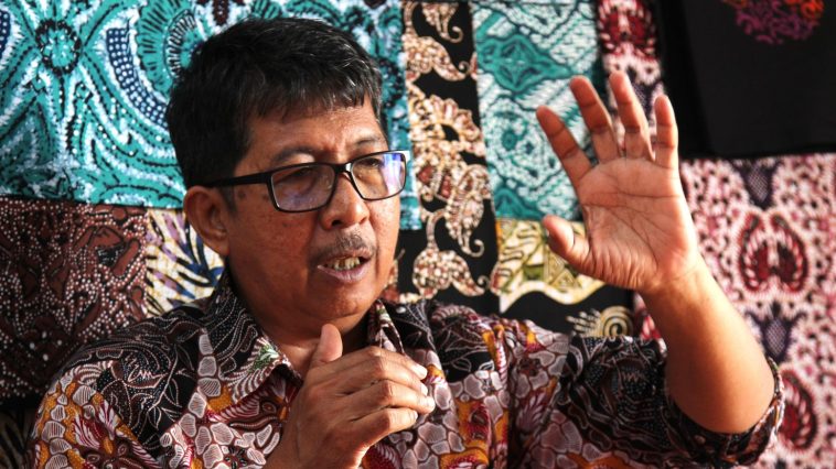 Batik R di Sokaraja, Banyumas, menjaga warisan batik tulis sejak 1970-an, melawan gempuran printing, dan mengajarkan batik pada generasi muda.