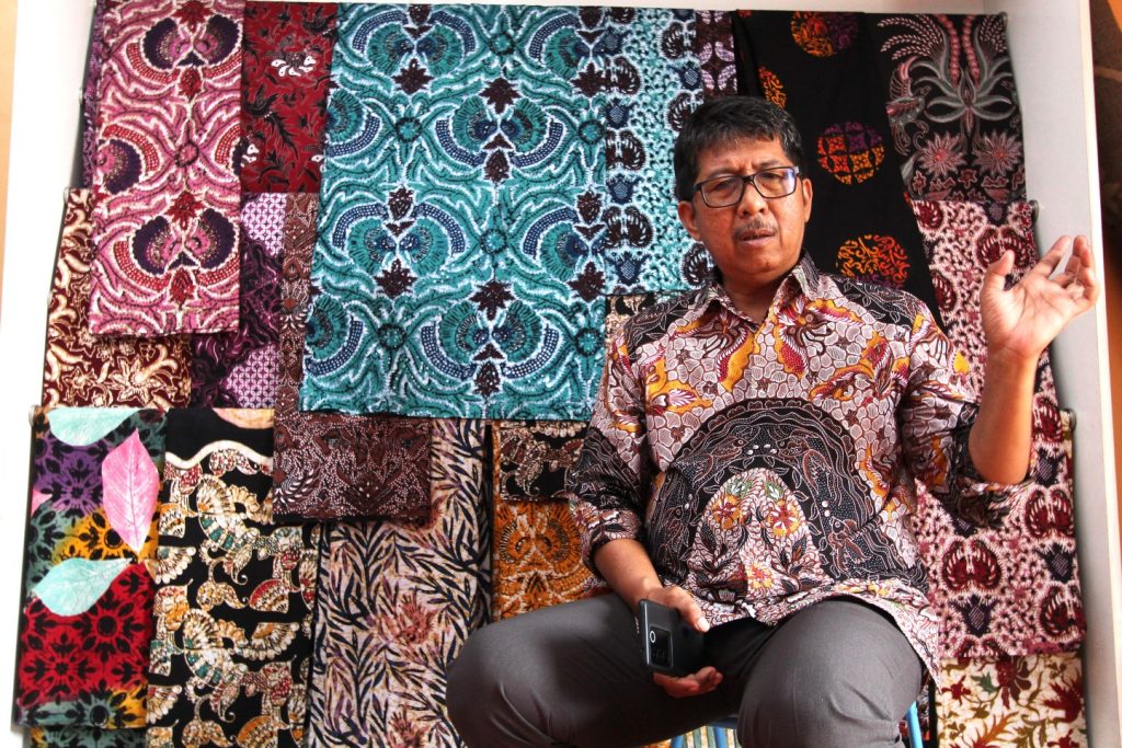 Batik R di Sokaraja, Banyumas, menjaga warisan batik tulis sejak 1970-an, melawan gempuran printing, dan mengajarkan batik pada generasi muda.