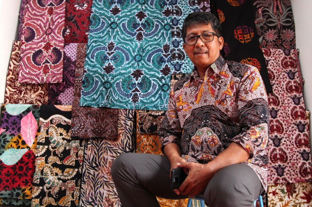 Batik R di Sokaraja, Banyumas, menjaga warisan batik tulis sejak 1970-an, melawan gempuran printing, dan mengajarkan batik pada generasi muda.