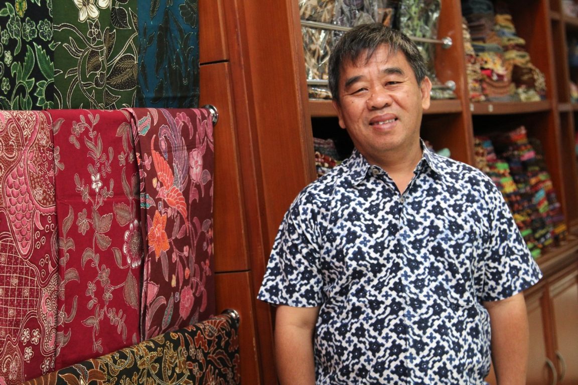 Slamet Hadipriyanto - pengelola generasi ketiga Batik Hadipriyanto - menyalakan kembali semangat yang diwariskan keluarganya sejak sebelum kemerdekaan