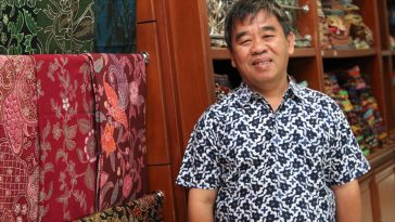 Slamet Hadipriyanto - pengelola generasi ketiga Batik Hadipriyanto - menyalakan kembali semangat yang diwariskan keluarganya sejak sebelum kemerdekaan