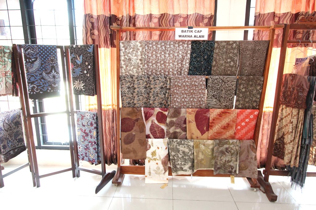 Galeri Batik Papringan di Banyumas, pusat batik tulis rapi bermotif Serayuan, mengangkat tradisi dan pemberdayaan di tepi Sungai Serayu.
