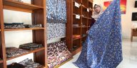 Galeri Batik Papringan di Banyumas, pusat batik tulis rapi bermotif Serayuan, mengangkat tradisi dan pemberdayaan di tepi Sungai Serayu. Lokasi: F7P7+P4P, Kalisuren, Papringan, Kec. Banyumas, Kabupaten Banyumas, Jawa Tengah 53192