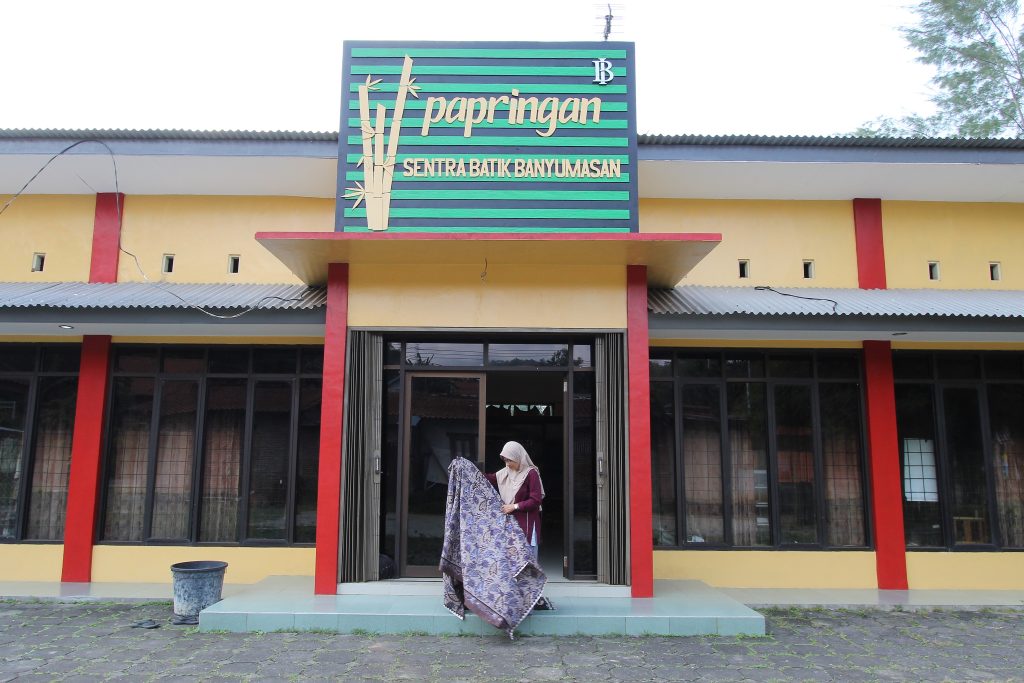Galeri Batik Papringan di Banyumas, pusat batik tulis rapi bermotif Serayuan, mengangkat tradisi dan pemberdayaan di tepi Sungai Serayu.
