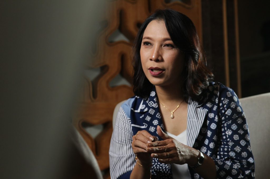 Kisah Sally Yusuf, dari guru honorer, GM hotel, dan dunia batik. Perjalanan penuh proses, filosofi melayani, dan cinta batik sejak kecil.
