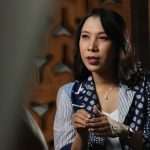 Kisah Sally Yusuf, dari guru honorer, GM hotel, dan dunia batik. Perjalanan penuh proses, filosofi melayani, dan cinta batik sejak kecil.