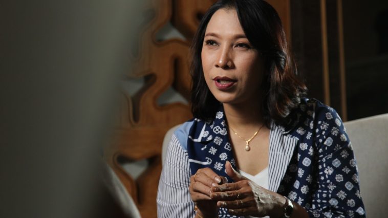 Kisah Sally Yusuf, dari guru honorer, GM hotel, dan dunia batik. Perjalanan penuh proses, filosofi melayani, dan cinta batik sejak kecil.