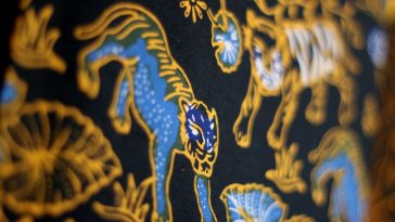Semantik batik mengungkap makna motif dan warna sebagai bahasa visual, simbol budaya, serta identitas sosial masyarakat Indonesia.