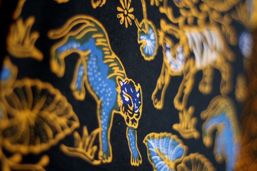 Semantik batik mengungkap makna motif dan warna sebagai bahasa visual, simbol budaya, serta identitas sosial masyarakat Indonesia.