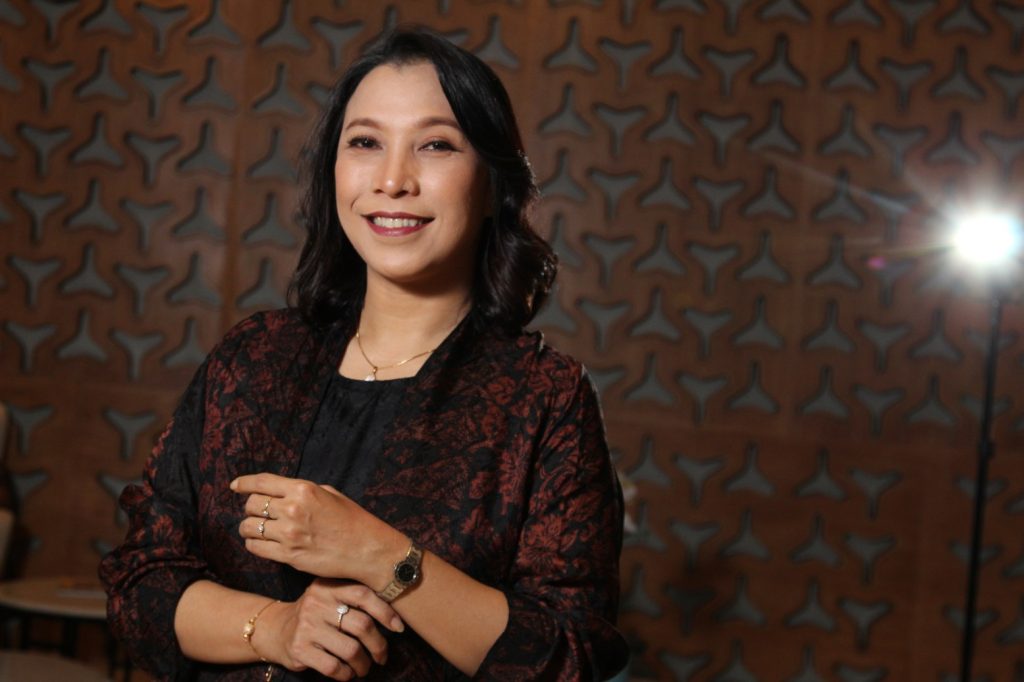 Kisah Sally Yusuf, dari guru honorer, GM hotel, dan dunia batik. Perjalanan penuh proses, filosofi melayani, dan cinta batik sejak kecil.