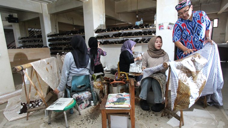 Daya beli batik diperdebatkan: pemerintah optimis lewat ekspor & inovasi, sementara pengusaha batik hadapi penurunan nyata di lapangan.