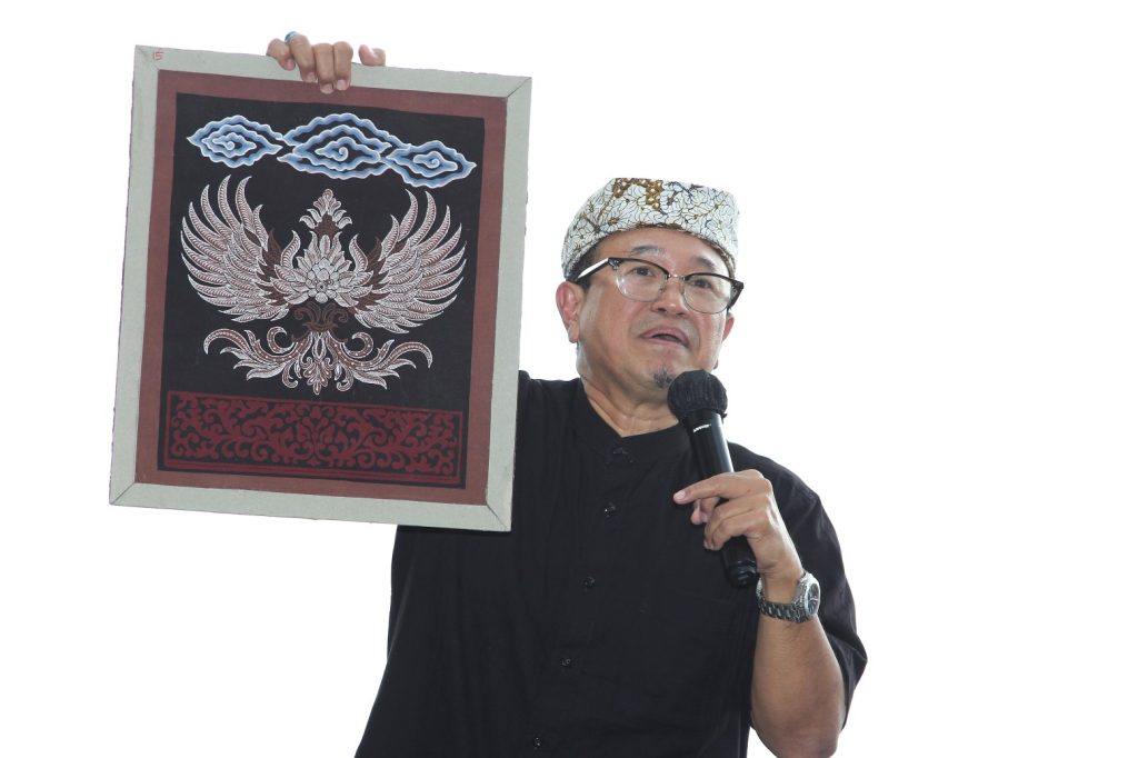 Integrasi AI dan batik jaga nilai budaya, percepat desain, lindungi HAKI, tarik minat Gen Z lewat buku Revolusi Batik AI.