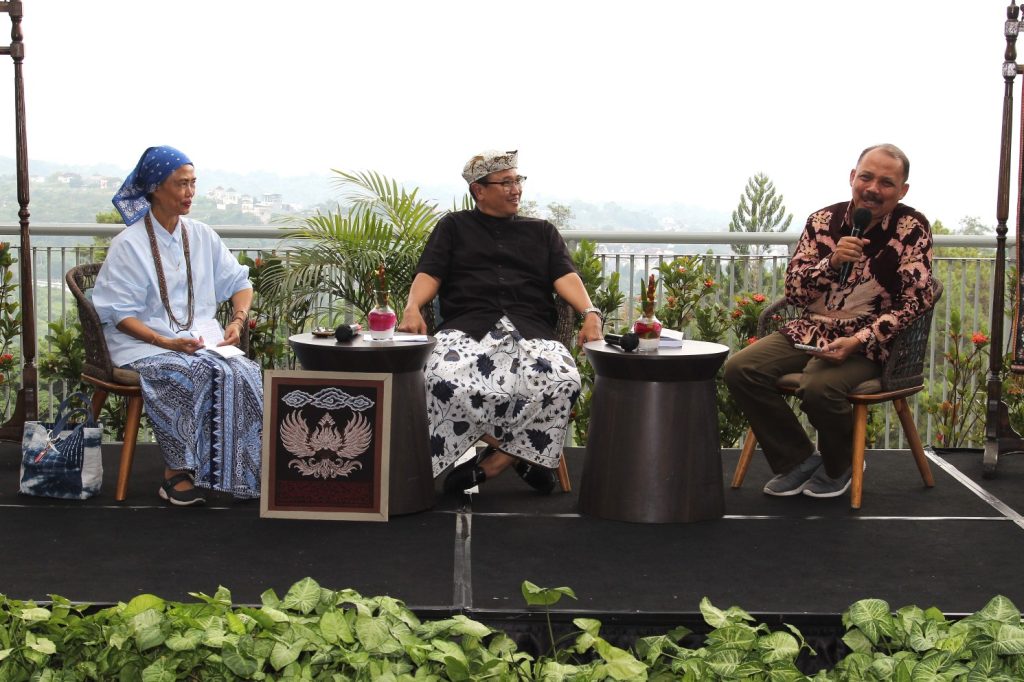 AI hadir dalam batik, kata Prof. Kasiyan, harus jadi alat yang menjaga nilai budaya, bukan menggantikannya, demi praksis yang bermakna.
