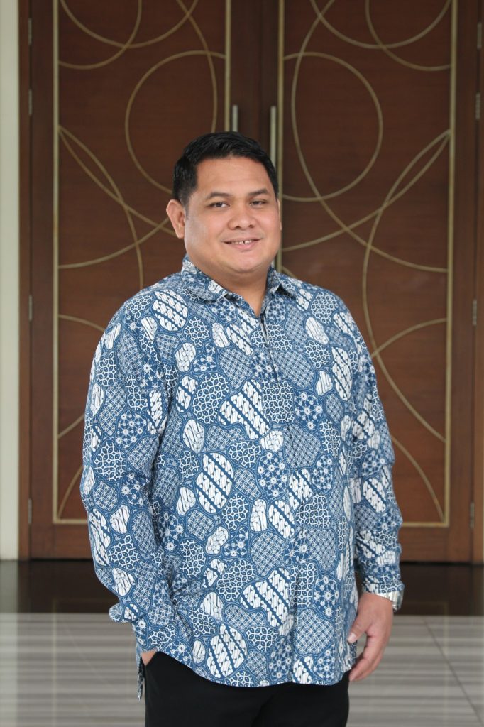 Melvin Jonathan Kindangen, General Manager Combo hotel ternama, bicara kepemimpinan, disiplin, filosofi hidup, dan batik.