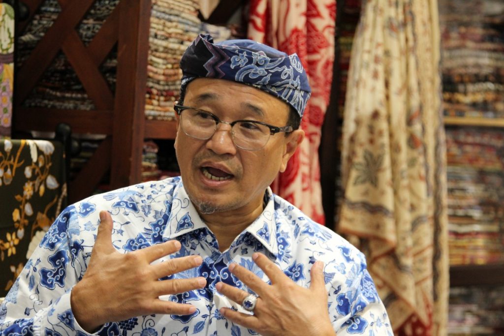 Komarudin Kudiya ungkap pentingnya jujur soal batik tulis vs tiruan batik. Edukasi publik jadi kunci jaga marwah batik Indonesia.