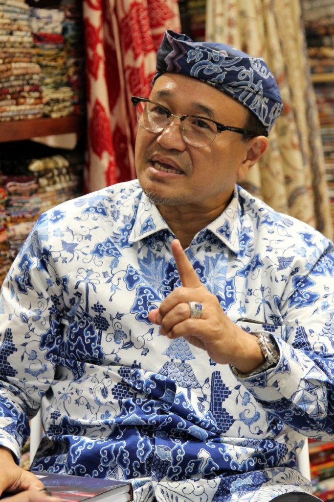 Komarudin Kudiya ungkap pentingnya jujur soal batik tulis vs tiruan batik. Edukasi publik jadi kunci jaga marwah batik Indonesia.
