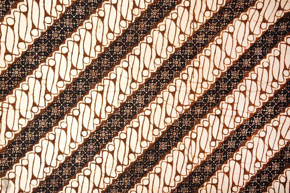 Motif Batik Parang, warisan klasik penuh makna. Simbol perjuangan, kewibawaan, cinta, hingga kebijaksanaan dalam ragam jenisnya.