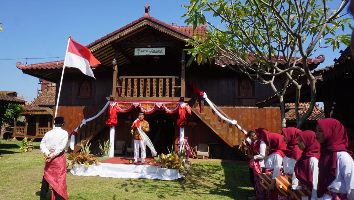 Upacara HUT RI ke-80 di Pekalongan berlangsung unik, para perajin batik gelar peringatan kemerdekaan di Omah Panggung Batik Failasuf.