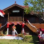 Upacara HUT RI ke-80 di Pekalongan berlangsung unik, para perajin batik gelar peringatan kemerdekaan di Omah Panggung Batik Failasuf.