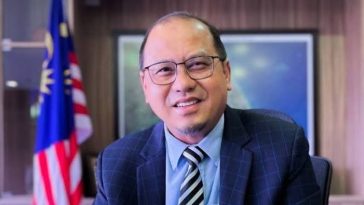 Ahmad Amzad minta maaf usai salah sebut batik Anwar Ibrahim buatan Indonesia. Desainer pastikan itu batik Malaysia asli.