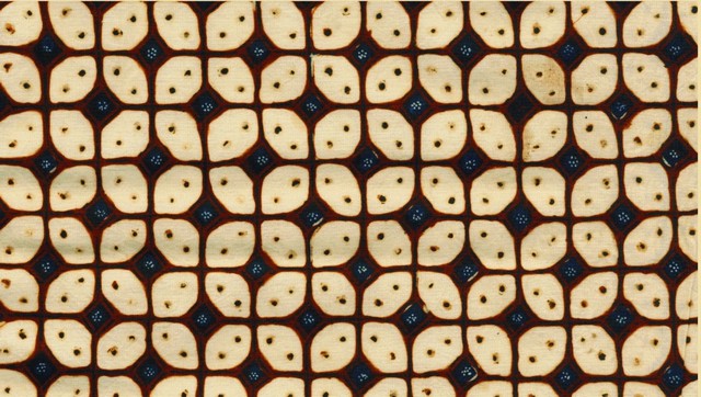 Batik Kawung lahir dari Jawa sejak abad ke-13. Motifnya sederhana tapi sarat makna: kesucian, keseimbangan, dan filosofi hidup harmonis.