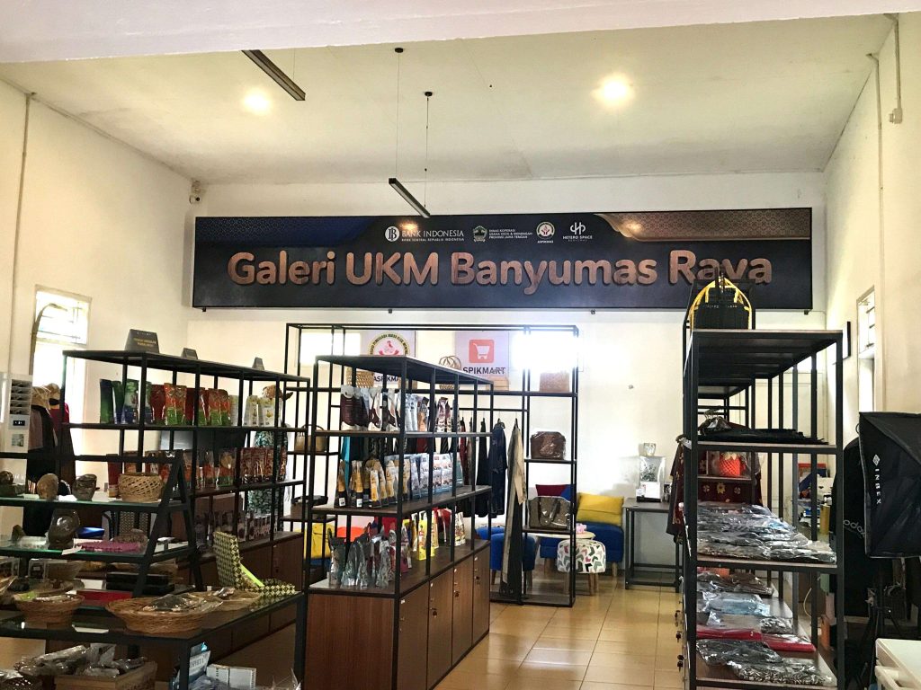 Galeri UKM Batik Banyumasan
Galeri ini menampilkan hasil karya perajin skala kecil hingga menengah: batik cap, semi-tulis, serta produk siap pakai. Galeri ini penting sebagai ruang pamer koleksi komunitas dan tempat bertemu antara wisatawan dengan pengrajin.
Alamat: Sitapen, Purwanegara, Kec. Purwokerto Utara, Kabupaten Banyumas, Jawa Tengah 53116
