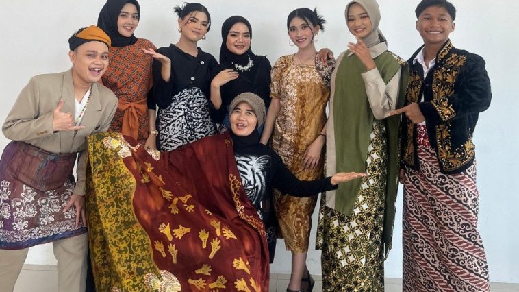 Batik Ulin Gaya Mada karya Yuli Eka angkat identitas Berau dengan inovasi, ecoprint, dan pewarna alami kayu ulin berdaya saing global.