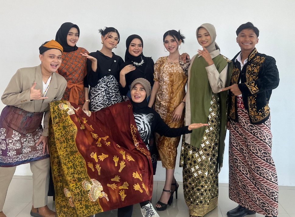 Batik Ulin Gaya Mada karya Yuli Eka angkat identitas Berau dengan inovasi, ecoprint, dan pewarna alami kayu ulin berdaya saing global.