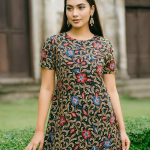 Batik Lasem motif latohan terinspirasi dari rumput laut pesisir, lambangkan rezeki, kebersamaan, dan kehidupan yang mengalir dalam batik khas.