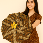 Payung Geulis, ikon Tasikmalaya yang memadukan fungsi, estetika, dan identitas Sunda. Warisan indah yang terus dijaga di era modern.