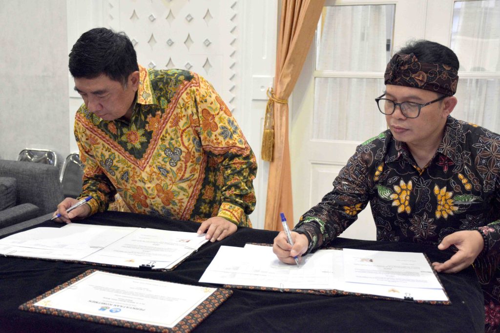 Badan Bahasa & Pemkab Garut teken nota kesepakatan penguatan literasi, pelestarian bahasa daerah, dan peningkatan kompetensi guru.