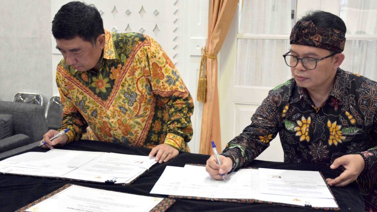 Badan Bahasa & Pemkab Garut teken nota kesepakatan penguatan literasi, pelestarian bahasa daerah, dan peningkatan kompetensi guru.