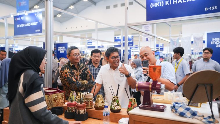Halal Indo 2025 catat transaksi Rp7,7 M & potensi investasi Rp7,2 T, bukti kesiapan industri halal RI bersaing di pasar global.