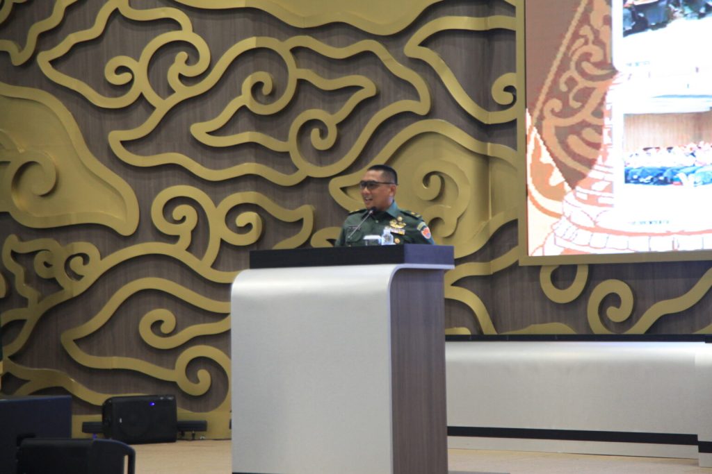 Motif megamendung di Auditorium Universitas Jenderal Ahmad Yani Bandung. Motif batik dalam arsitektur hadir bukan hanya estetika, tapi juga simbol budaya. Dari fasad bandara hingga ruang modern, batik bercerita.