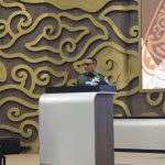 Motif megamendung di Auditorium Universitas Jenderal Ahmad Yani Bandung. Motif batik dalam arsitektur hadir bukan hanya estetika, tapi juga simbol budaya. Dari fasad bandara hingga ruang modern, batik bercerita.