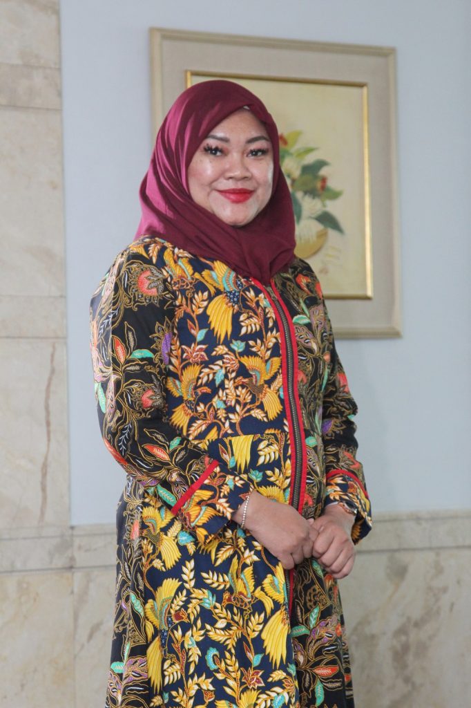 Novida Anggraini, akademisi & pengusaha Batik Madura, pimpin DPC IWAPI Jaktim. Dorong UMKM perempuan berdaya lewat digitalisasi & ekspor.