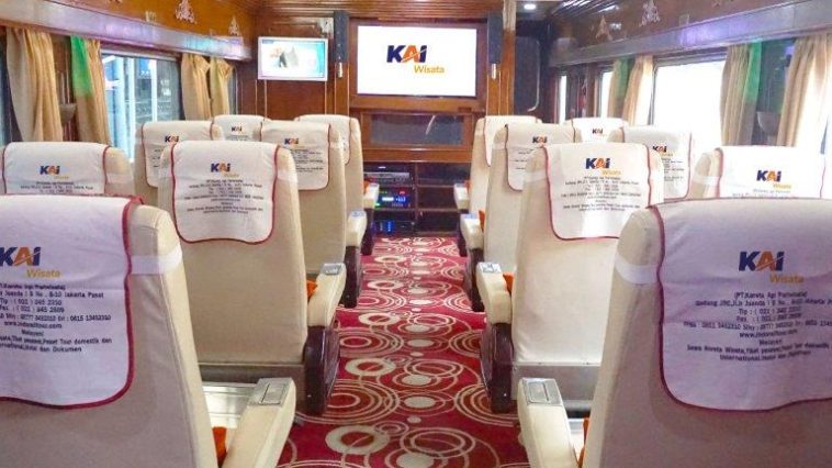 KA Wisata menghadirkan perjalanan istimewa: dari lokomotif uap warisan hingga kereta panorama modern, memadukan sejarah dan kenyamanan.
