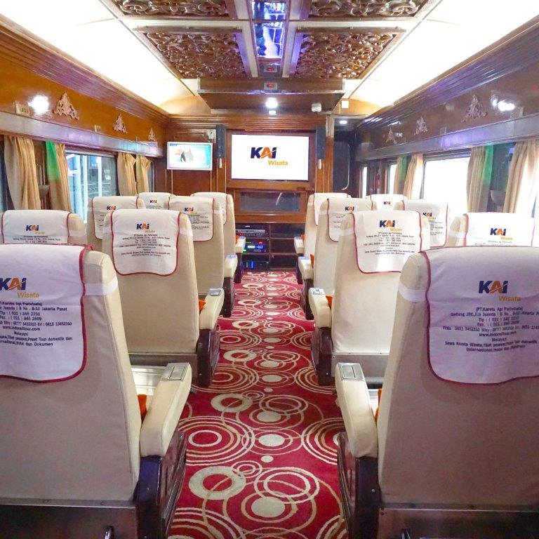 KA Wisata menghadirkan perjalanan istimewa: dari lokomotif uap warisan hingga kereta panorama modern, memadukan sejarah dan kenyamanan.