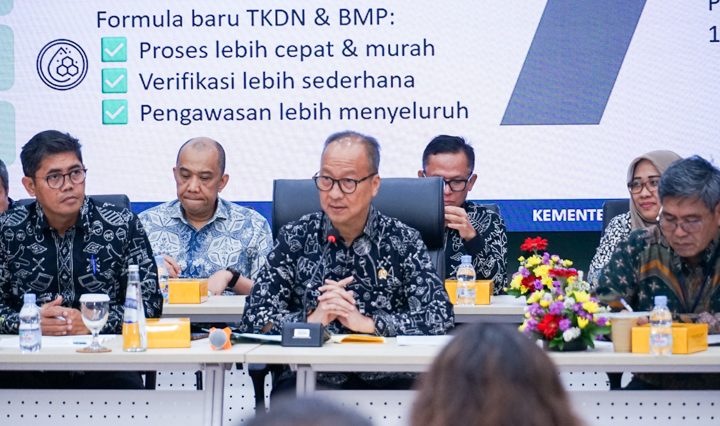 Menteri Perindustrian resmikan reformasi TKDN yang lebih mudah dan cepat. iPhone 17 kantongi sertifikat TKDN, perkuat investasi Apple.